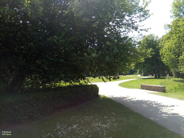 ... los spazieren, in den Schloßpark hinein ...