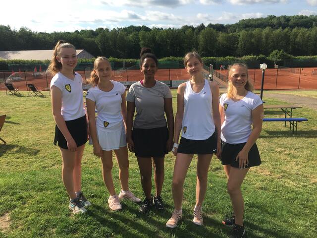 Die U 15 Mädchen gewannen in der Bezirksliga glatt mit 6:0 zuhause gegen den Solinger TC: Von links nach rechts: MAria Nagel, Jana Schübbe, Jolin Schmidt-Sicking, Johanna Mölders und Annabelle Rother.