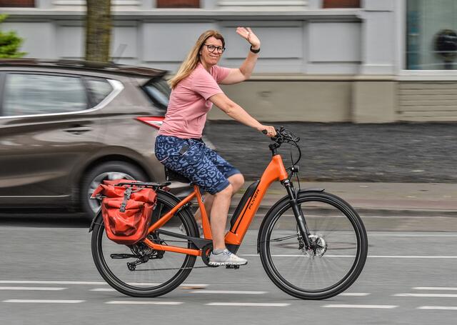 Claudia Dirks wird als Stadtradel-Star in der Zeit vom 21. Juni bis 11. Juli auf die Vorteile des alltäglichen Radfahrens aufmerksam machen und drei Wochen auf ihr Auto verzichten. Die neue Knotenpunktkarte der Kreis-WfG ist dabei schon jetzt ihr treuer Begleiter.