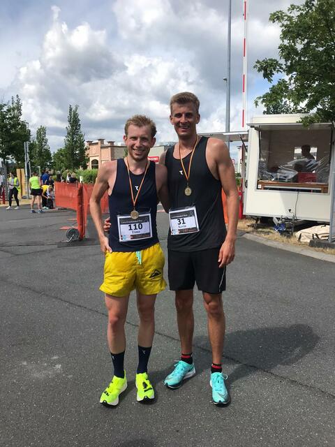 Timo Schaffeld (links) und Kevin Engler (rechts) , zwei ehrgeizige talentierte Triathleten des RWO Endurance Team
