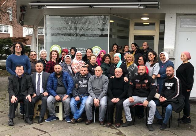Das Foto mit den Aktiven im Verein Weg der Hoffnung e.V., aufgenommen vor Corona, zeigt, dass viele Menschen ehrenamtlich engagieren, um anderen zu helfen. Trotz Corona hat man nie aufgegeben.
Fotos: Weg der Hoffnung e.V.