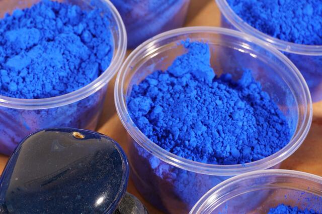 Dieses Blau nennt sich lapislazuli, wie die Kinder dank der ArtBagColor erfahren haben. Foto: Claudia Lüke
