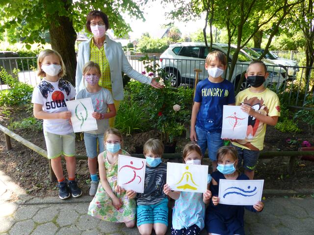 Mit Hilfe einiger Kinder und des Hausmeisters Franz-Josef Smits wurden die Rosen im Schulgarten gepflanzt.