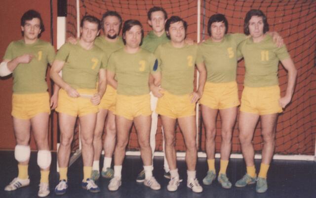 Hermann Wenning mit der Nummer 3 in der ersten Herren-Volleyballmannschaft des Vereins (von links: Wolfgang Wick, Albert Seeliger, Egon Paßmann, Hermann Wenning, Friedhelm Jastrimski, Heiner Wenzel, Walter Ehrentraut und Manfred Köppler)