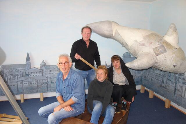 Reinsetzen in die Gondel nach Venedig - ab geht die kosenlose Urlaubsreise (vorn, v. li.) mit Uwe Loch, Medienkombinat Essen; Carola Bühn, Agorai.e.V.;
Frank Skrube, Wohnbau eV Pressesprecher; Mara Henni Klimek, Bühnenbildnerin.