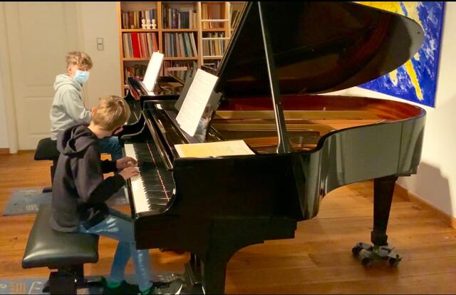Die beiden Velberter Leander Kunze und Constantin Exner erhielten beim Regionalwettbewerb "Jugend musiziert" einen ersten Preis von der Jury.