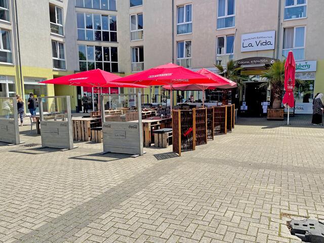 Die Außenterrasse auf dem Wickeder Levi-Cohen-Platz.
