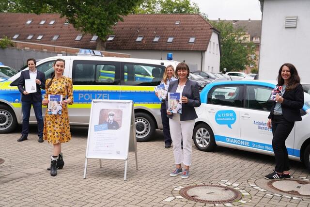 Über die Kooperation freuten sich im Innenhof des Polizeipräsidiums Gelsenkirchen von links: Kriminalrat Thomas Muskulus, Polizeipräsidentin Britta Zur, Kriminalhauptkommissarin Marion Rochel (Kriminalkommissariat Kriminalprävention und Opferschutz) sowie Ricarda Jahndorf und Johanna Ataman für die Ambulante Dienste Gelsenkirchen und Wattenscheid.