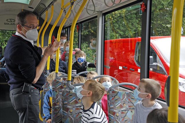 Antworten rund ums Busfahren, zum Beispiel zum Nothammer, gibt es für die Schüler der Klasse 1b von Jens Piepenstock, Mitarbeiter Schulbetreuung bei der Märkischen Verkehrsgesellschaft.