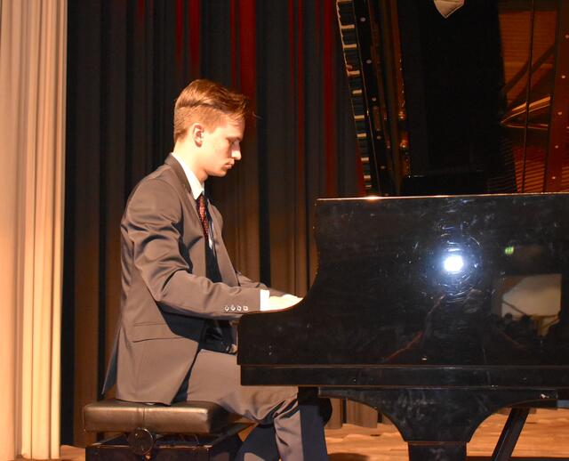 Felix macht das schon. Er spielte nicht nur drei Stücke auf dem Klavier, sondern hielt auch die Rede als Vertreter der Abiturienten. | Foto: Dirk Kleinwegen