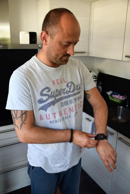 Mit seiner Smartwatch versucht Dragan den Puls zu kontrollieren, jede kleinste Bewegung führt dazu, dass das Herz anfängt zu rasen.