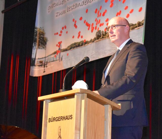 Gerne hätte Bürgermeister Christoph Gerwers das letzte Spiel der Deutschen bei der EM in seine Rede eingebaut. Vermutlich passte die geringen deutsche Leistungen im Spiel nicht zu den hervorragenden Leistungen der Abiturienten.  | Foto: Dirk Kleinwegen