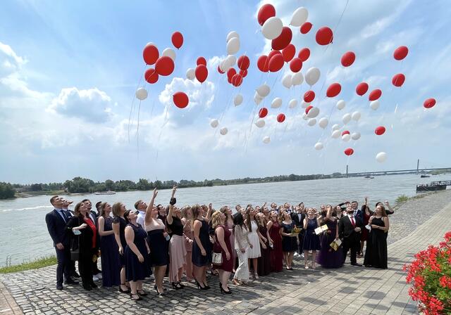Das gehört zum Abschluss der Aspeler dazu, 72 Ballons starteten in den Himmel | Foto: Dirk Kleinwegen