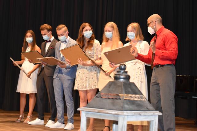Diese Schüler erhielten eine Fotocollage als Erinnerung an ihre Zeit in der Schülervertretung. | Foto: Dirk Kleinwegen