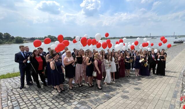 Das gehört zum Abschluss der Aspeler dazu, 72 Ballons starteten in den Himmel | Foto: Dirk Kleinwegen