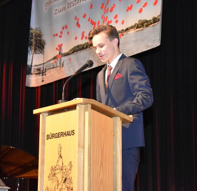 Felix macht das schon. Er spielte nicht nur drei Stücke auf dem Klavier, sondern hielt auch die Rede als Vertreter der Abiturienten. | Foto: Dirk Kleinwegen