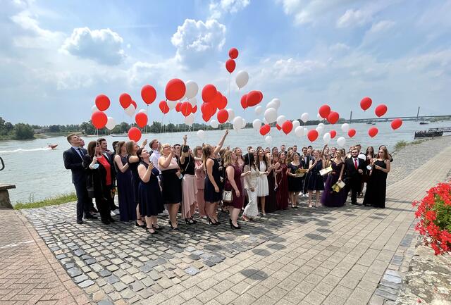 Das gehört zum Abschluss der Aspeler dazu, 72 Ballons starteten in den Himmel | Foto: Dirk Kleinwegen