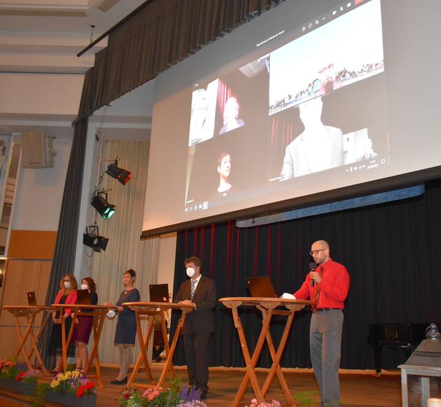 Die Tutoren unterhalten sich per Videochat. | Foto: Dirk Kleinwegen