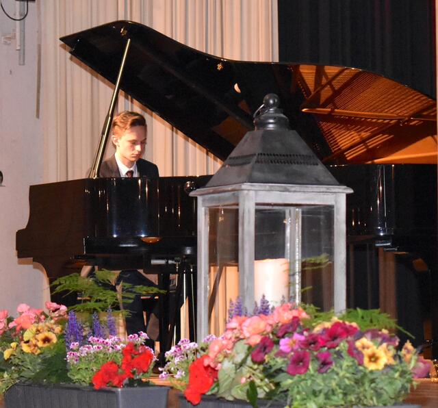 Felix macht das schon. Er spielte nicht nur drei Stücke auf dem Klavier, sondern hielt auch die Rede als Vertreter der Abiturienten. | Foto: Dirk Kleinwegen