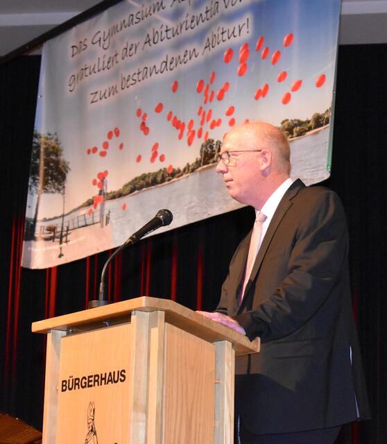 Schulrektor Klaus Hegel ist stolz über 16 Abiturienten mit Einser-Schnitt | Foto: Dirk Kleinwegen