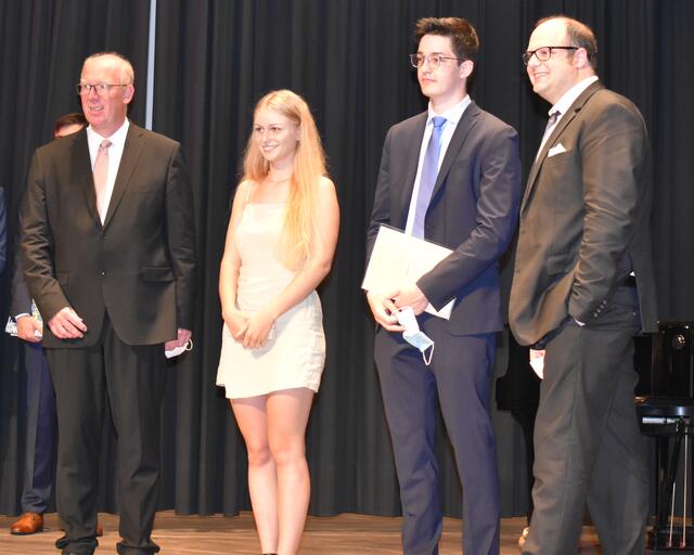 Helene Reichmann und Niklas Schenk wurden von Klaus Hegel (l.) und Oberstufenkoordinator Marc Resing für das beste Zeugnis geehrt. | Foto: Dirk Kleinwegen
