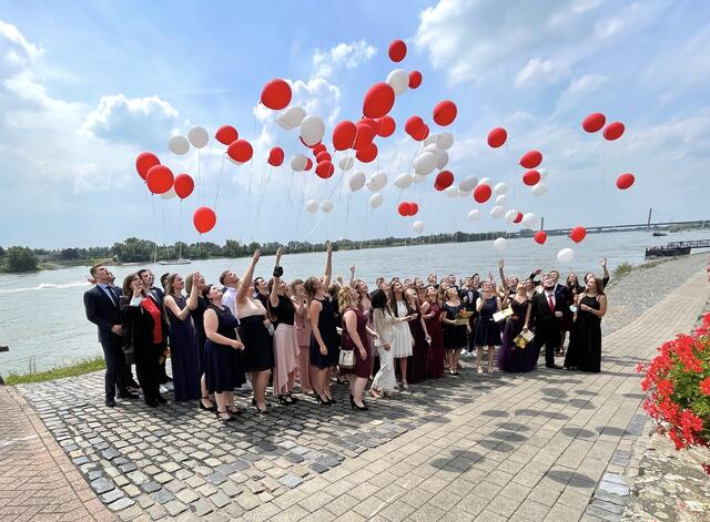 Das gehört zum Abschluss der Aspeler dazu, 72 Ballons starteten in den Himmel | Foto: Dirk Kleinwegen