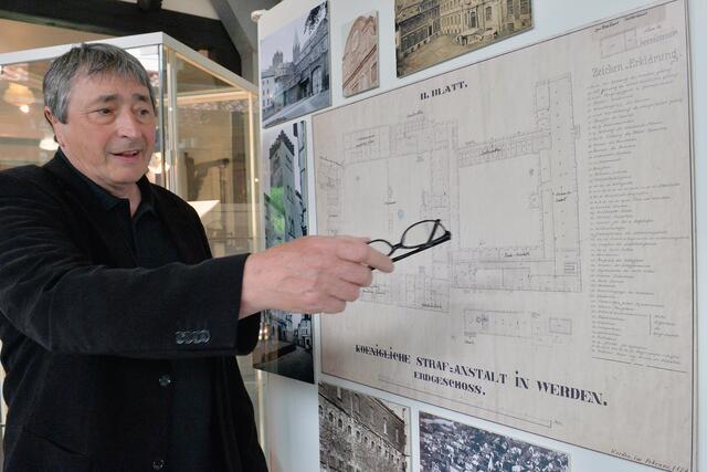 Bis ins Frühjahr 2022 zeigt Norbert Fabisch im Museum Abtsküche eine Ausstellung über die Strafanstalt Werden.
Foto: Bangert 
