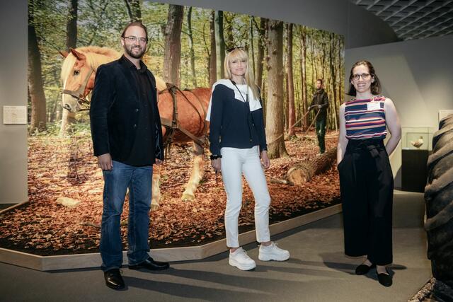 (v.li.n.re.) Museumsdirektor Dr. Jan Ole Kriegs, LWL-Kulturdezernentin Dr. Barbara Rüschoff-Parzinger und Kuratorin Lisa Klepfer präsentieren das Rückepferd, ein Highlight der Ausstellung "Alleskönner Wald".
Foto: LWL/Steinweg