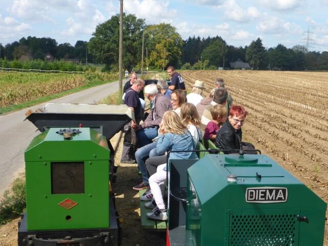 Die Feldbahn der Feldbahnfreunde Schermbeck-Gahlen fährt wieder. Aber wie bei der Feldbahn bauartbedingt üblich: ganz langsam. | Foto: Privat