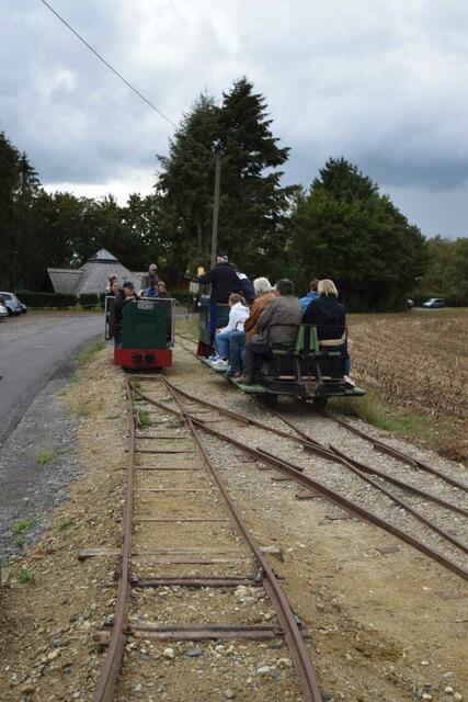 Die Feldbahn der Feldbahnfreunde Schermbeck-Gahlen fährt wieder. Aber wie bei der Feldbahn bauartbedingt üblich: ganz langsam. | Foto: Privat