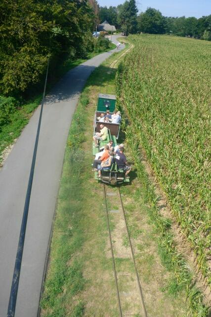 Die Feldbahn der Feldbahnfreunde Schermbeck-Gahlen fährt wieder. Aber wie bei der Feldbahn bauartbedingt üblich: ganz langsam. | Foto: Privat
