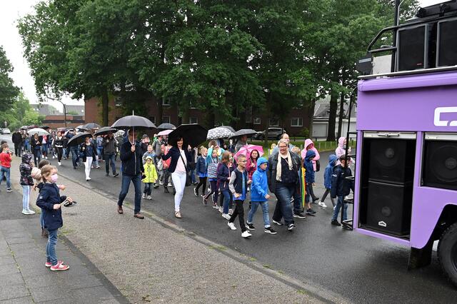 Die Grundschüler der vierten Klassen der Wulfener Wittenbrink Schule, deren Eltern und Lehrer zogen am Donnerstagvormittag (1. Juli 2021) mit einem lila Party-Bus durch die Straßen ihres Ortskerns.