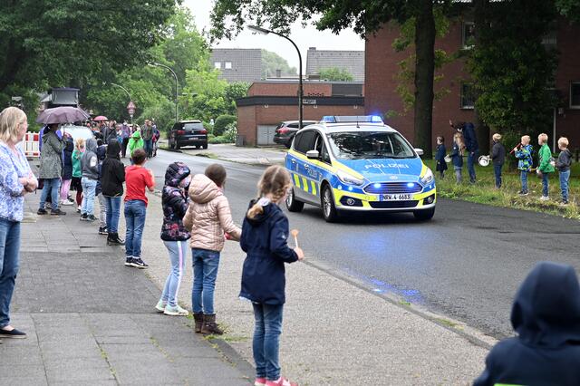 Die Grundschüler der vierten Klassen der Wulfener Wittenbrink Schule, deren Eltern und Lehrer zogen am Donnerstagvormittag (1. Juli 2021) mit einem lila Party-Bus durch die Straßen ihres Ortskerns.