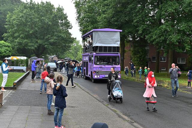 Die Grundschüler der vierten Klassen der Wulfener Wittenbrink Schule, deren Eltern und Lehrer zogen am Donnerstagvormittag (1. Juli 2021) mit einem lila Party-Bus durch die Straßen ihres Ortskerns.