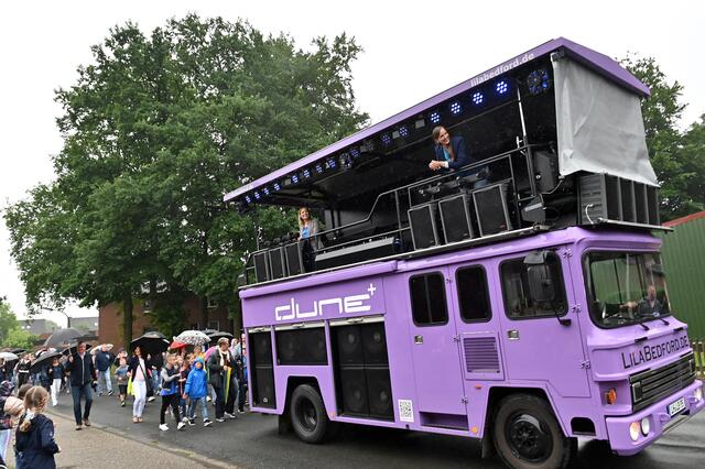 Die Grundschüler der vierten Klassen der Wulfener Wittenbrink Schule, deren Eltern und Lehrer zogen am Donnerstagvormittag (1. Juli 2021) mit einem lila Party-Bus durch die Straßen ihres Ortskerns.