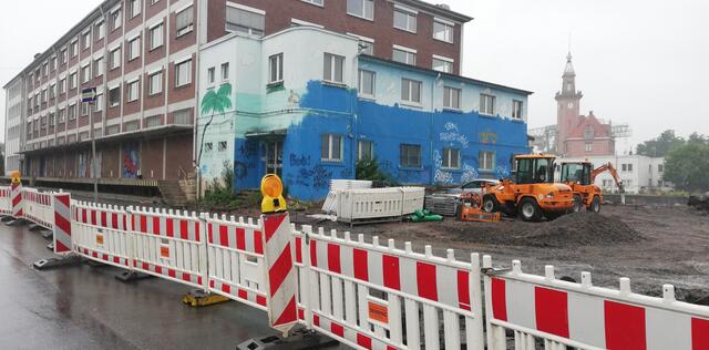 Wo das einstige Solendo mit Blick aufs Alte Hafenamt auf neue Nutzer wartete, baggern Baumaschinen entlang der Speicherstraße die Basis für eine Promenade, den "Santa Monika Park" und den "Speicherplatz" mit Spielangeboten für Kinder und "Chill-Out"-Flächen. 