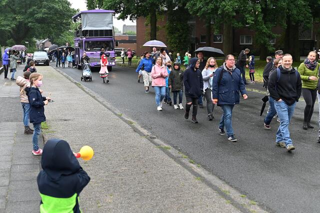 Die Grundschüler der vierten Klassen der Wulfener Wittenbrink Schule, deren Eltern und Lehrer zogen am Donnerstagvormittag (1. Juli 2021) mit einem lila Party-Bus durch die Straßen ihres Ortskerns.