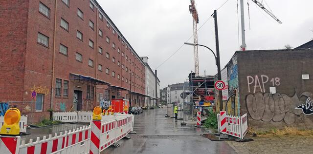 Nicht nur ein Baukran dreht sich am Hafen, die komplette untere Speicherstraße wird als "Quartier für alle" umgebaut. Im Bild das alte Hafengebäude, welches neu als Heimathafen genutzt und so zur Adresse für Aus- und Weiterbildung wird. 