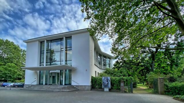 Der Hentrich-Bau (1954) ersetzte das alte Malkastengebäude von 1867, das 1943 im Krieg zerstört wurde. | Foto: © Margot Klütsch