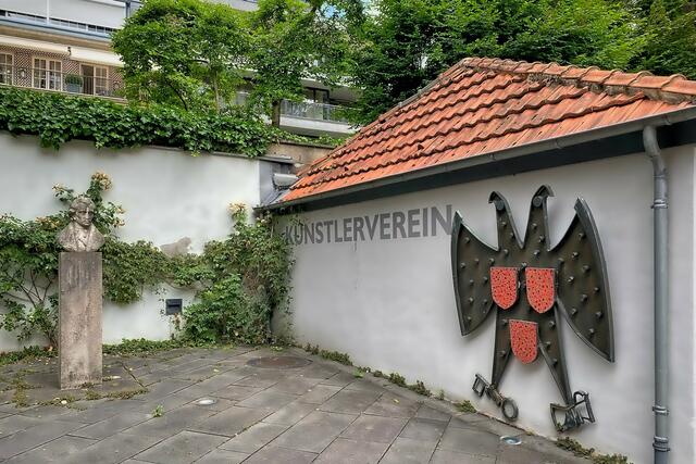 Am Eingang steht die Jacobi-Büste von Emil Jungbluth (1943), vorn der "Malkasten-Adler" (1966), das Vereinswappen,  von Max Kratz.  | Foto: © Margot Klütsch