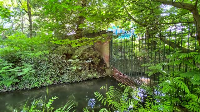 Die kanalisierte Düssel durchzieht den Park. | Foto: © Margot Klütsch