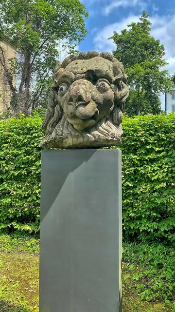 Der monumentale "Löwenkopf" (um 1760) gehörte zum Fassadenschmuck des nahe gelegenen Schloss Jägerhof. | Foto: © Margot Klütsch
