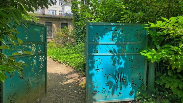 Das von Horst Gläsker gestaltete "Tor des Faces" (2009) am Eingang zum seitlichen Garten. | Foto: © Margot Klütsch