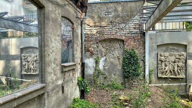 Die seitlichen Nebengebäude sollen abgerissen werden. Hier spiegelt sich der Abguss des Luca della Robbia-Reliefs (1431) vom Florentiner Dom. Es befindet sich neben dem  Gartenpavillon.   | Foto: © Margot Klütsch