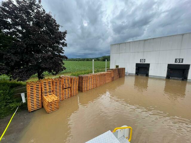 Land unter auf dem Hof der Firma Hillebrand.