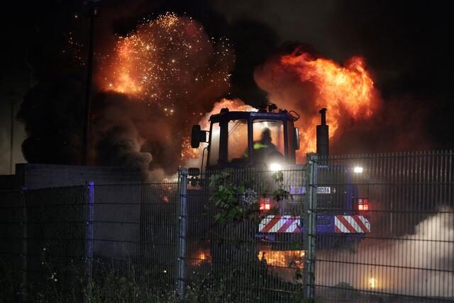 Feuerbälle schossen bei den Löscharbeiten immer wieder in den dunklen Himmel. | Foto: Magalski
