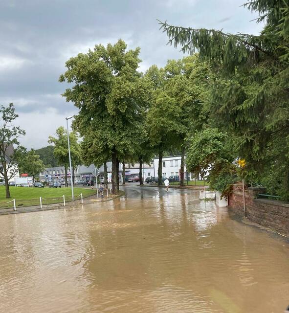 Schlamm wurde teilweise von den Feldern auf die Straße gespült.