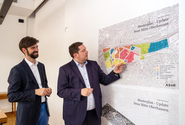 Oberbürgerbürgermeister Daniel Schranz (r.) und Planungsdezernent Ralf Güldenzopf vor dem überarbeitenden Entwurf des Masterplans. Nach der Bürgerversammlung werden die gegebenen Anregungen, Kritik und Wünsche geprüft und gegebenenfalls in eine Neufassung eingearbeitet.
Foto.: Tom Thöne