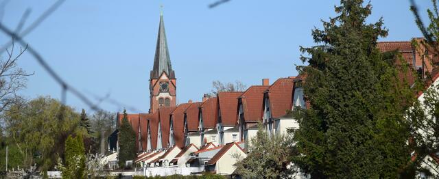 Die Kirche ohne Zeiger mit den Gärten der Zechenhäuser an der Elsa-Brändström-Straße