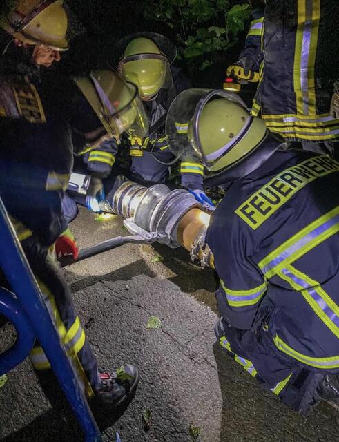 Die Feuerwehr musste eine Leitung aus F-Schläuchen einige hunderte Meter weit verlegen, damit das Wasser abgepumpt werden konnte. Foto: Freiwillige Feuerwehr Bönen